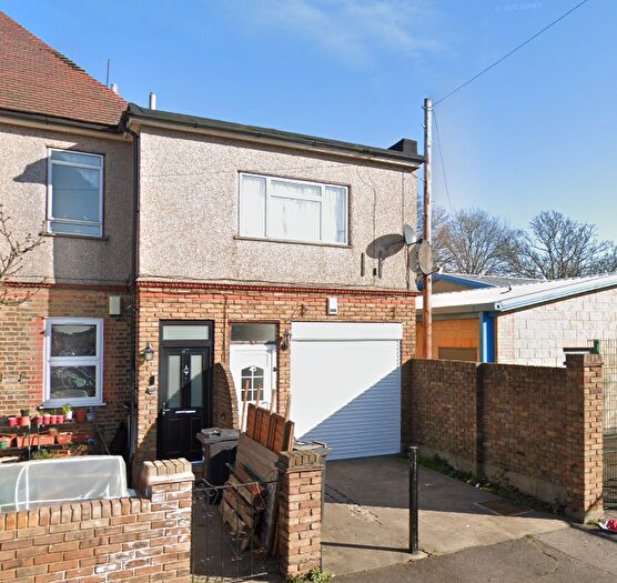 3 Bedroom Flat To Rent In Epsom Road, Seven Kings, Ilford, Essex, IG3