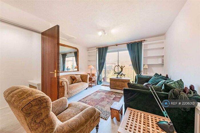 2 Bedroom Flat To Rent In Battersea Church Road, London, SW11
