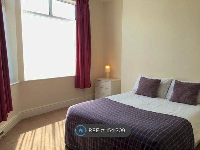 4 Bedroom Semi-Detached House To Rent In Barnsfold Avenue, Manchester, M14