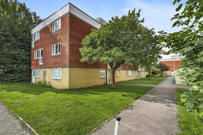 2 Bedroom Flat For Sale In Langdale Gardens, Reading, Berkshire, RG6