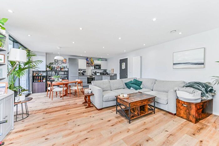 2 Bedroom Flat To Rent In Admiral Court, South Croydon, Croydon, CR0