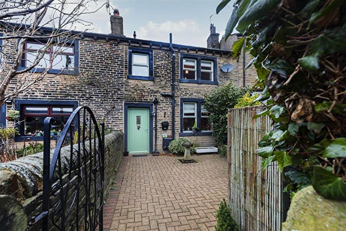 2 Bedroom Cottage For Sale In Coldwells Hill, Holywell Green, Halifax, HX4