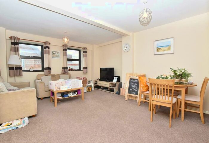 1 Bedroom Flat To Rent In Archway House, Gosbrook Road, RG4