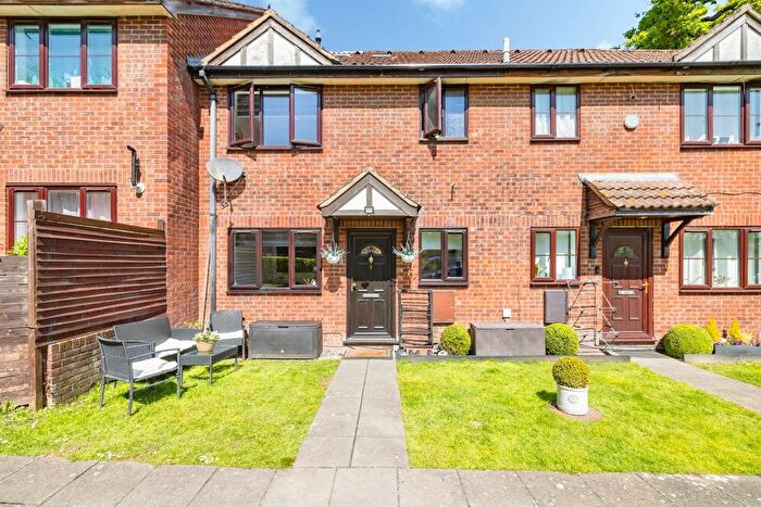 1 Bedroom Terraced House For Sale In Prestwick Road, Watford, WD19