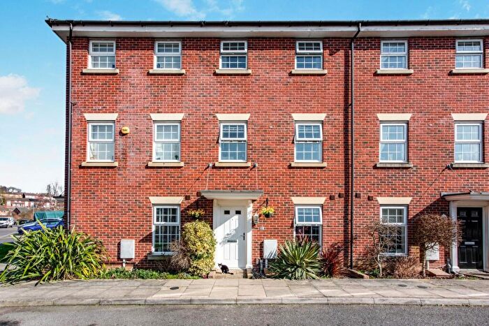 4 Bedroom End Of Terrace House To Rent In Oswald Drive Strood, ME2