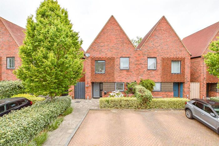 3 Bedroom Semi-Detached House For Sale In Elliotts Way, Chatham, Kent, ME4