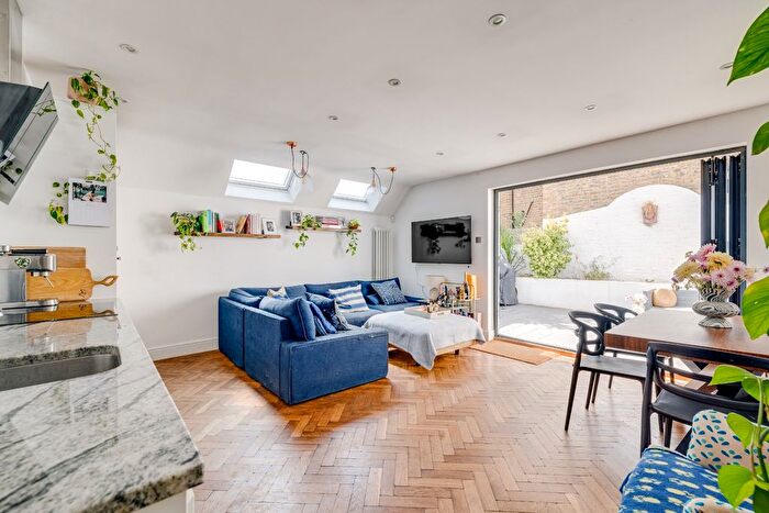 2 Bedroom Flat For Sale In Munster Road, Fulham, SW6
