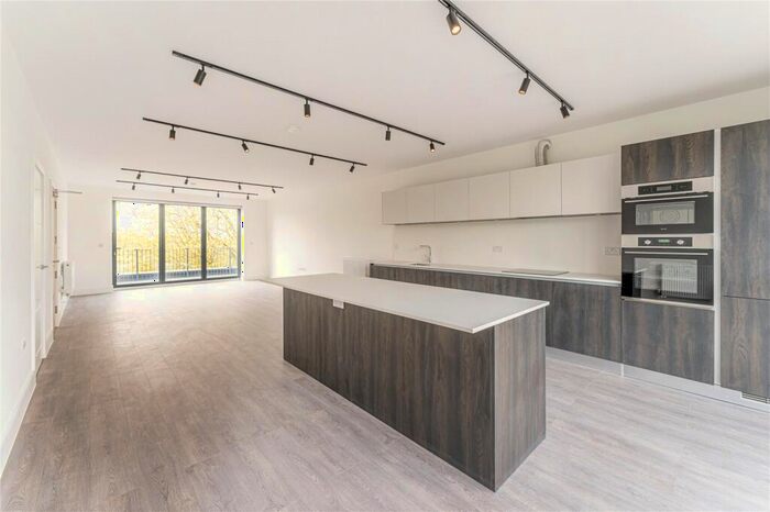 2 Bedroom Penthouse To Rent In Great North Road, London, East Finchley, N2