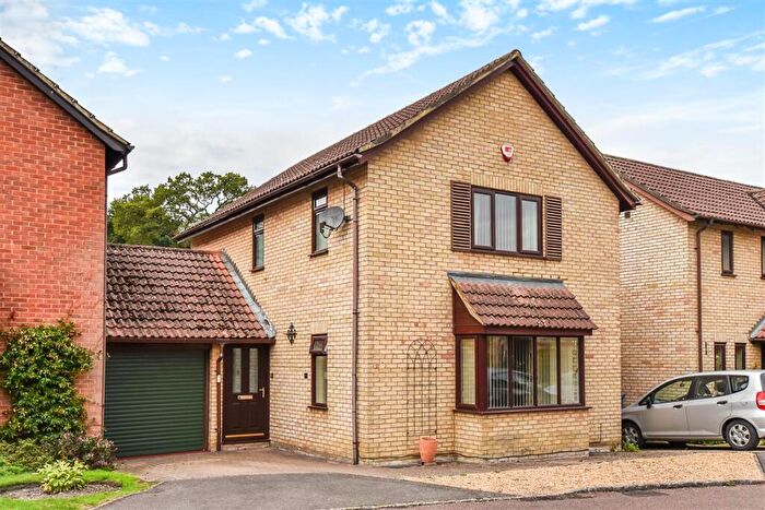 3 Bedroom Link Detached House To Rent In Hardy Green, Crowthorne, RG45
