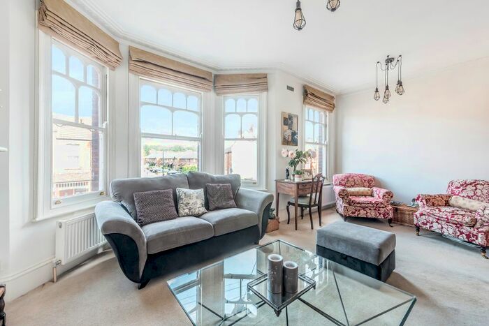 2 Bedroom Flat To Rent In Temple Road, Cricklewood, NW2