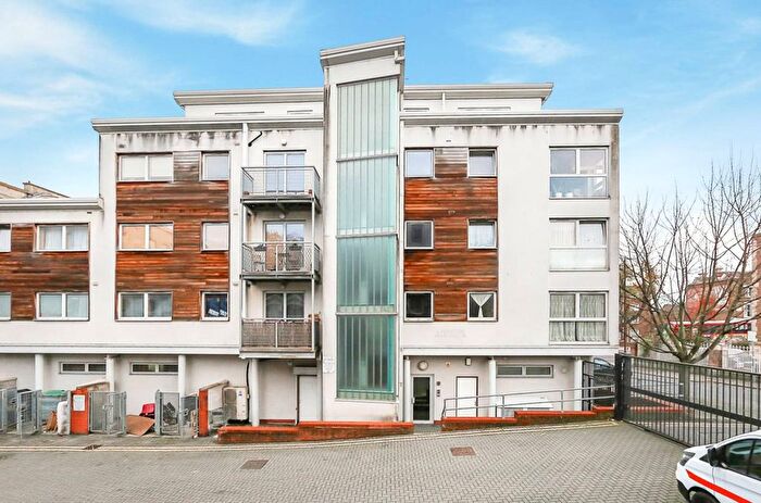 2 Bedroom Flat For Sale In Ambleside Close, Tottenham, London, N17