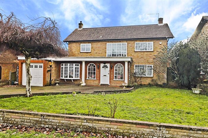 3 Bedroom Detached House For Sale In Woodstock Drive, Ickenham, UB10