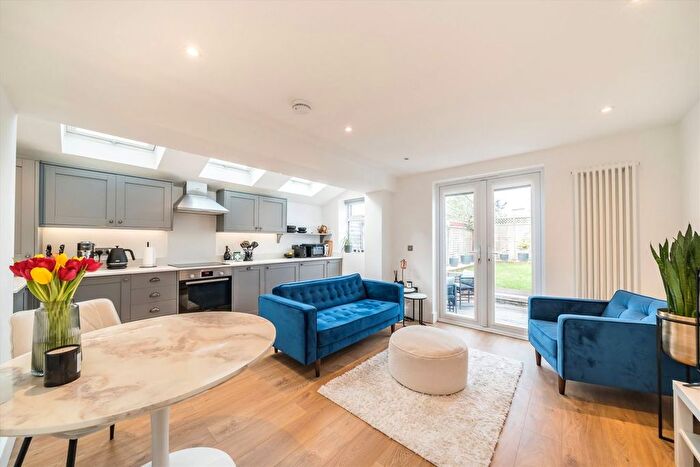 2 Bedroom Flat For Sale In Finborough Road, Tooting, SW17