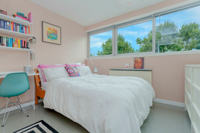 2 Bedroom Apartment To Rent In East Bank, London, N16