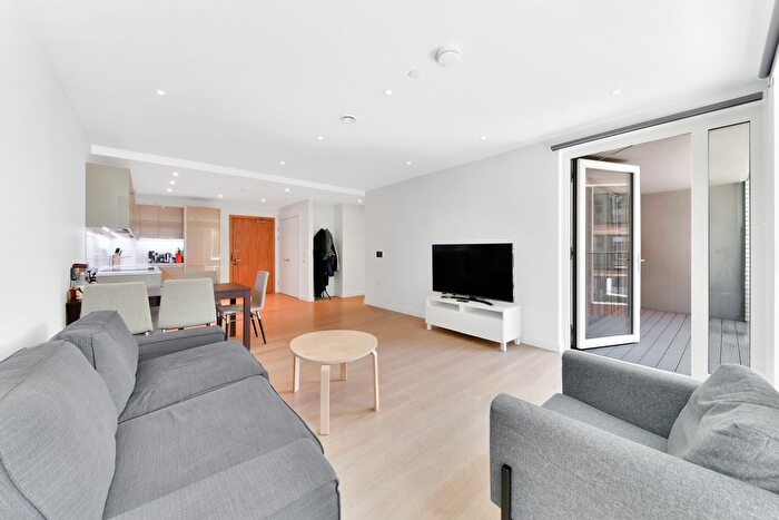 2 Bedroom Flat To Rent In Sayer Street, Elephant Amp; Castle, London, SE17