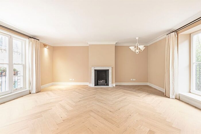 2 Bedroom Maisonette To Rent In Redcliffe Mews, London, SW10