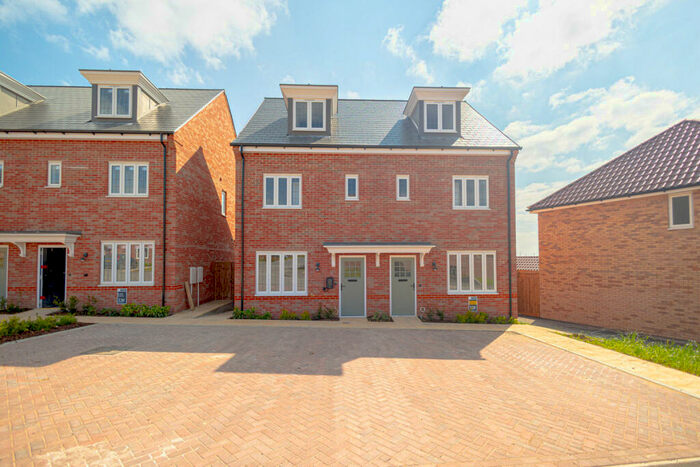 3 Bedroom Semi-Detached House To Rent In Heron Walk, Rayleigh, SS6