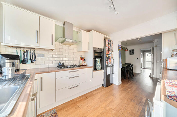 3 Bedroom Semi-Detached House For Sale In Grafton Close, George Green, Slough, SL3