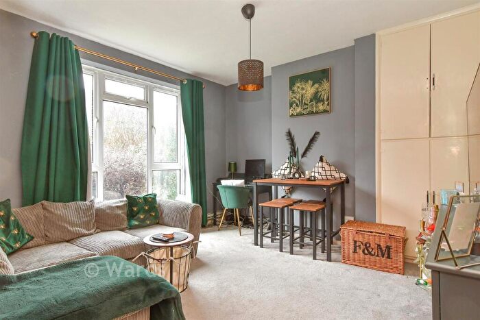 1 Bedroom Ground Maisonette For Sale In Dickens Avenue, Dartford, Kent, DA1