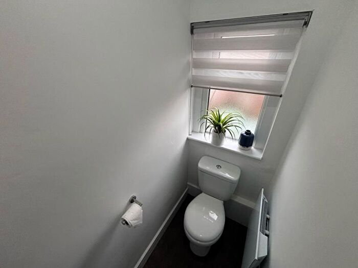 1 Bedroom Flat To Rent In Brentwood Grove, Armley, Leeds, LS12