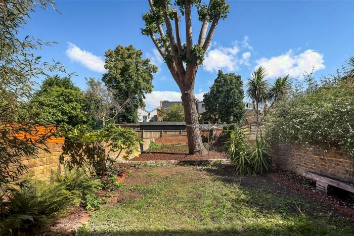 2 Bedroom Flat To Rent In Kenninghall Road, Hackney, E5