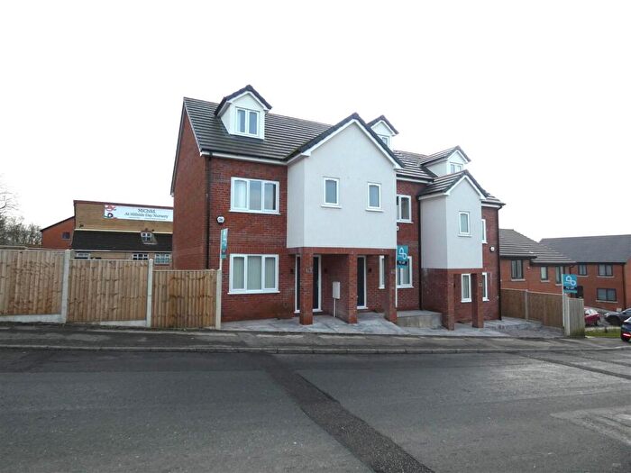 4 Bedroom Town House To Rent In Sholver Lane, Oldham, OL1