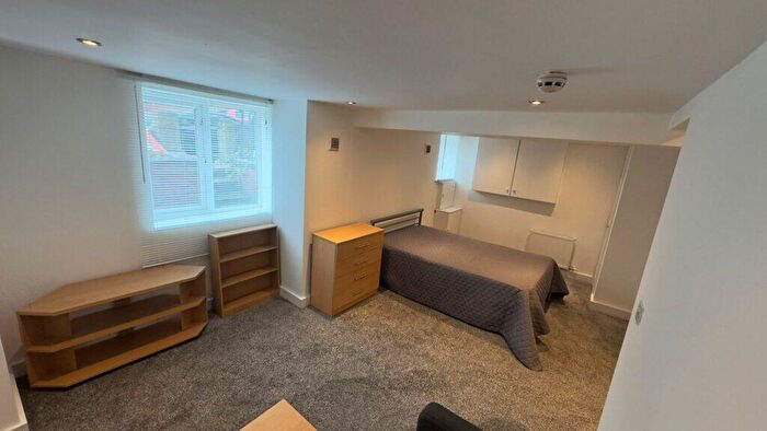1 Bedroom Apartment To Rent In Flat, Norman Mount, Kirkstall, Leeds, LS5