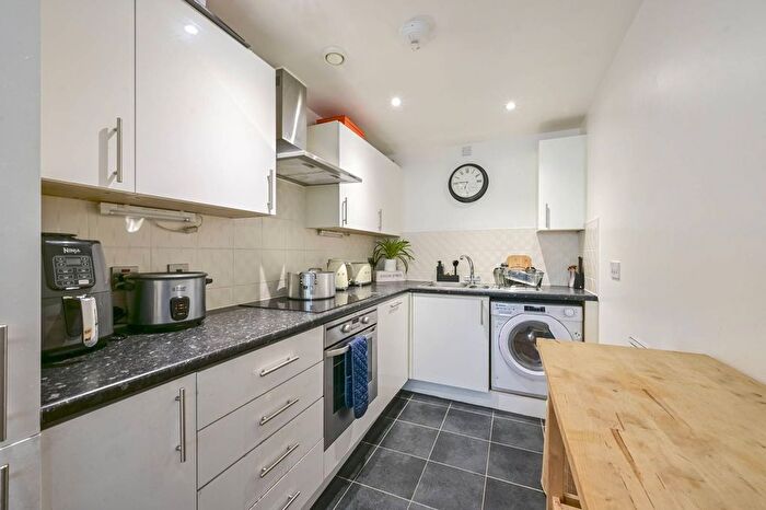 1 Bedroom Flat For Sale In Phoenix Way, Clapham Junction, London, SW18