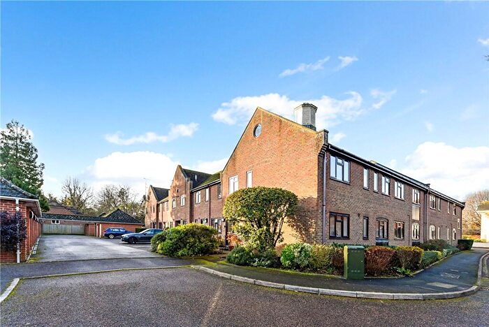 3 Bedroom Property For Sale In Tudor Close, Chichester, PO19