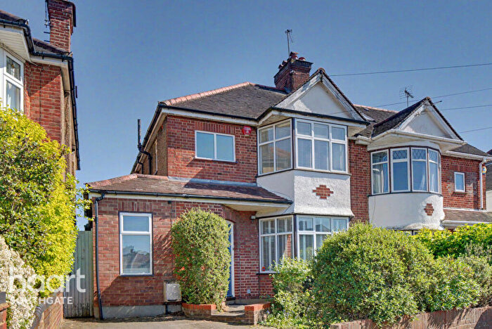 3 Bedroom Semi-Detached House For Sale In Friars Walk, London, N14