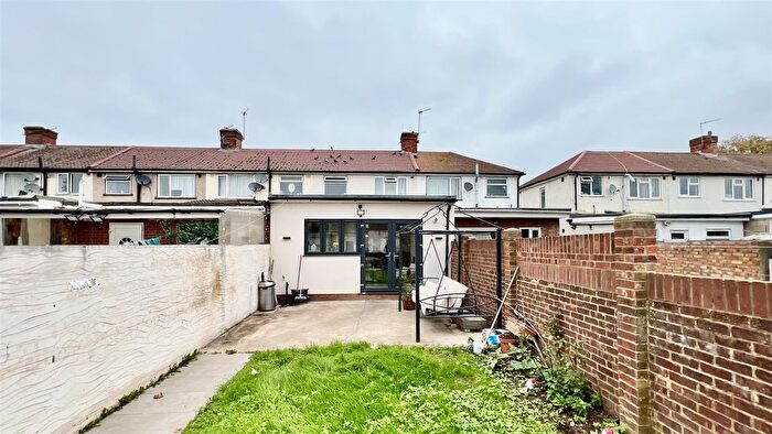 3 Bedroom Terraced House For Sale In Scotts Road, Southall, UB2