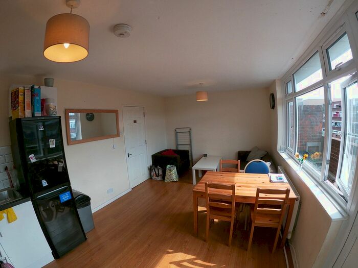 4 Bedroom Maisonette To Rent In Watney Market, London, E1