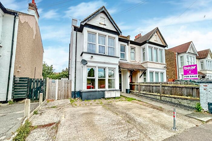 2 Bedroom Maisonette For Sale In Ambleside Drive, Southend-on-Sea, SS1