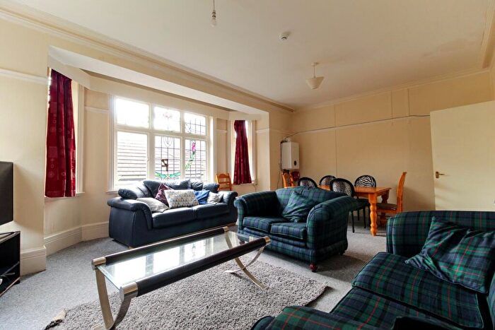 5 Bedroom Flat To Rent In Barlow Moor Road, Didsbury, M20