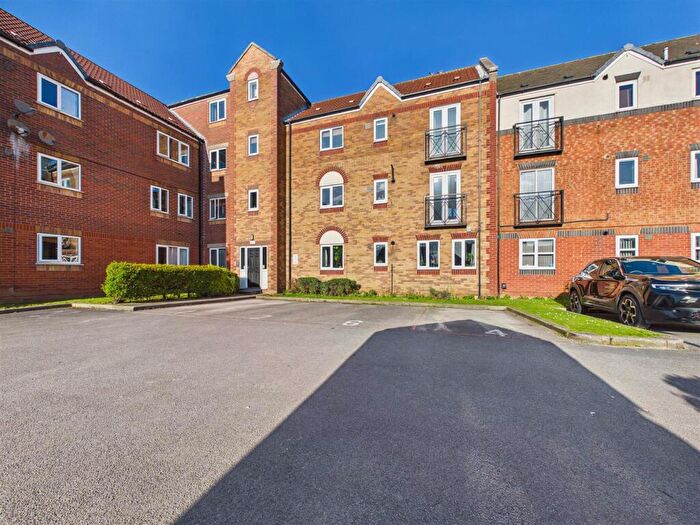 3 Bedroom Flat For Sale In Axholme Court, Hull, HU9