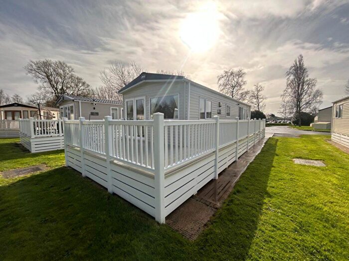 2 Bedroom Park Home For Sale In Hoburne Cotswold, GL7