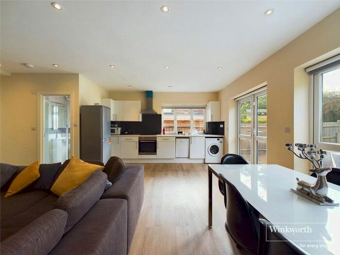 5 Bedroom Semi-Detached House To Rent In Sandymount Avenue, Stanmore, HA7