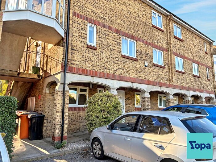 2 Bedroom Maisonette For Sale In Calvert Drive, Basildon, SS13