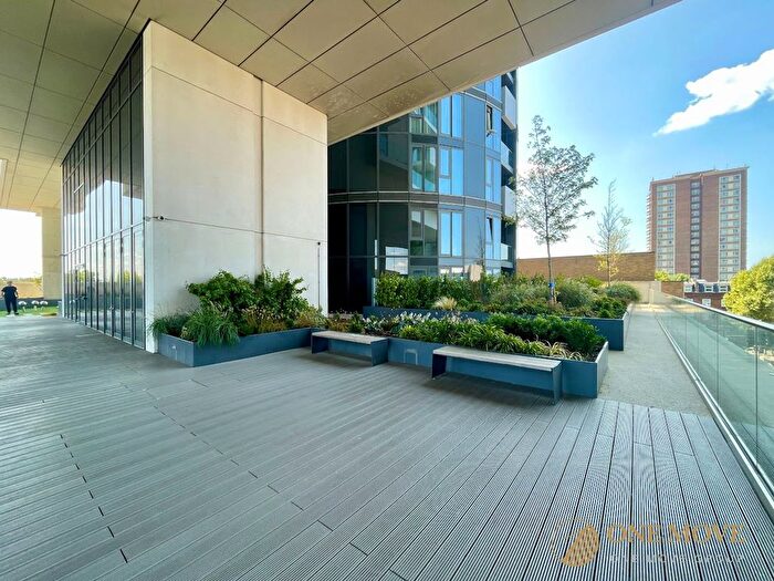 2 Bedroom Flat For Sale In City North Place, Carriage House, N4