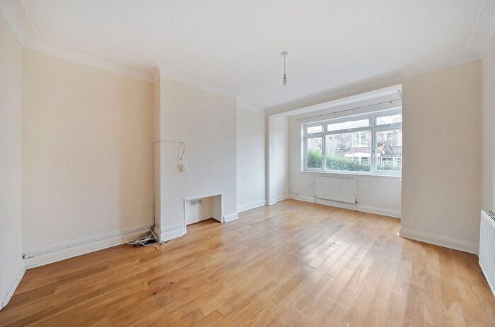 4 Bedroom Semi-Detached House To Rent In Grosvenor Road, London, N3