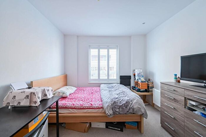 2 Bedroom Flat For Sale In Broomfield Road, London, , Palmers Green, London, N13