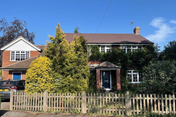 4 Bedroom Detached House For Sale In Trystings Close, Claygate, KT10