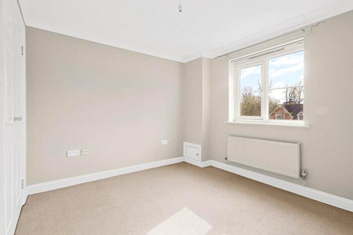 2 Bedroom Apartment For Sale In St Francis Close, Crowthorne, RG45