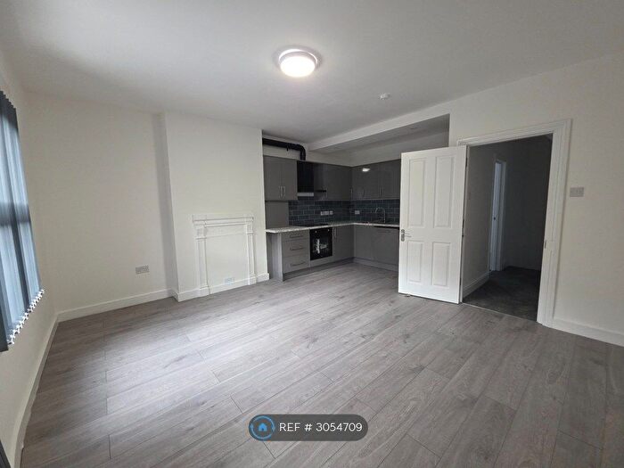 3 Bedroom Flat To Rent In Great West Road, Brentford, TW8