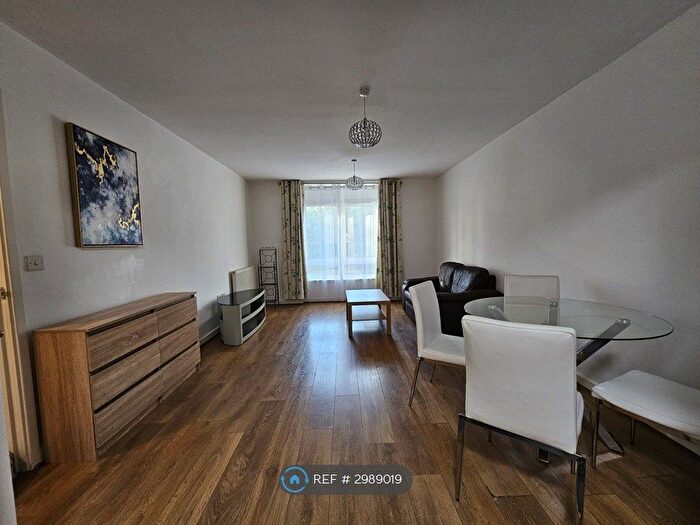2 Bedroom Flat To Rent In The Meridian, Reading, RG1