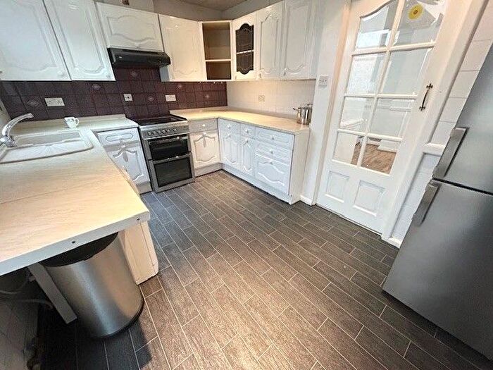 3 Bedroom Bungalow To Rent In Lodge Lane, Romford, RM5