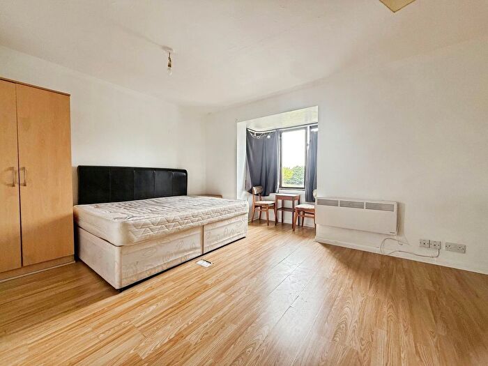 Studio To Rent In Holly Gardens, West Drayton, UB7