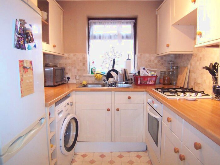 1 Bedroom Flat To Rent In Chestnut Grove, New Malden, KT3