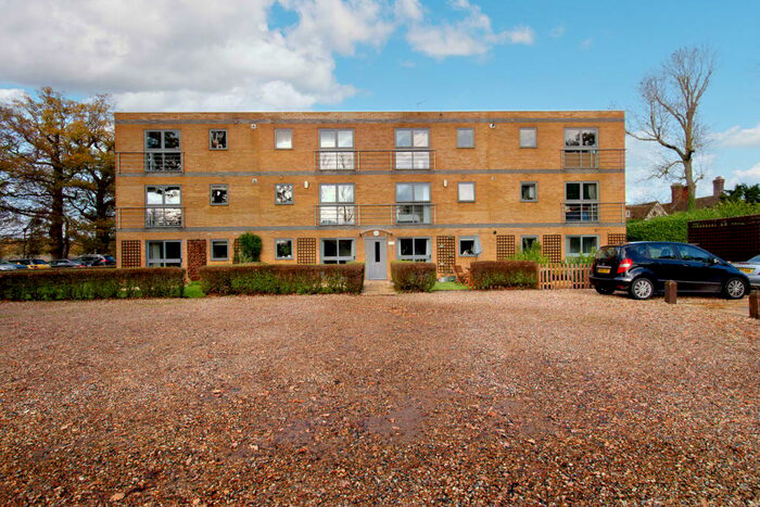 2 Bedroom Apartment For Sale In Coopers Green Lane, Hatfield, AL10