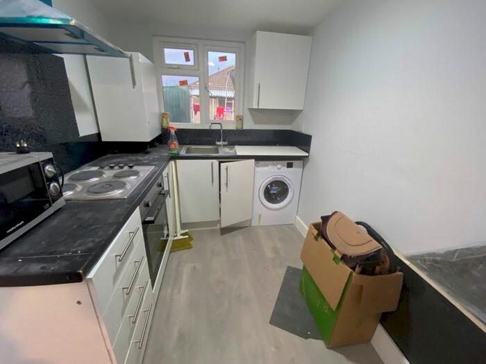 1 Bedroom Flat To Rent In Pinkwell Avenue, Hayes, Greater London, UB3